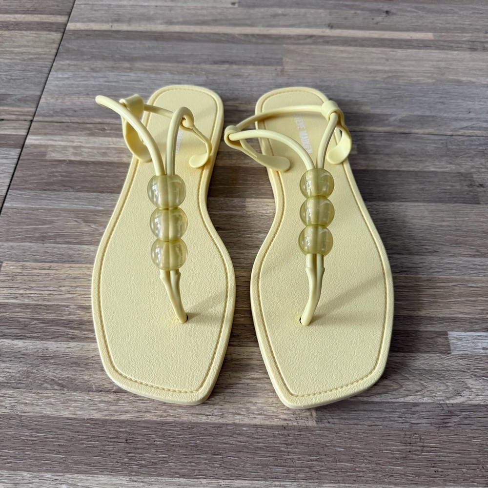 Steve Madden yellow thong sandals, women’s size 6